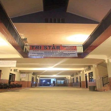 Tri Star Homestay Madiun Buitenkant foto
